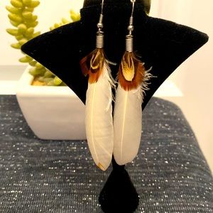 🆕Elegant White Feather 🪶 Earrings with Brown accent